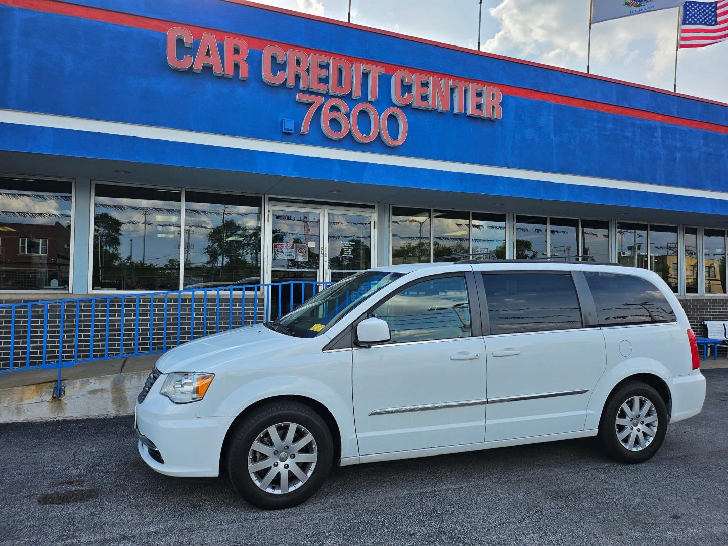 2014 WHITE Chrysler Town and Country Touring (2C4RC1BG9ER) with an 3.6L V6 DOHC 24V engine, 6-Speed Automatic transmission, located at 7600 S Western Ave., Chicago, IL, 60620, (773) 918-3980, 0.000000, 0.000000 - Photo#1